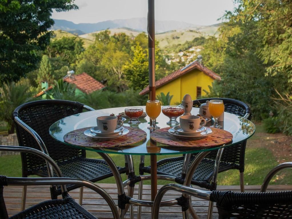 Café servido na varanda com vista para as montanhas
